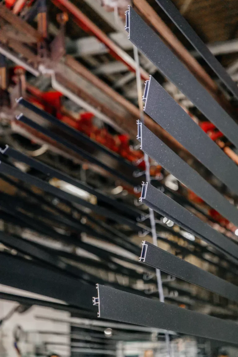 Алюминиевый фасадный профиль в цвете чёрный муар класса Super Durable на конвейере завода